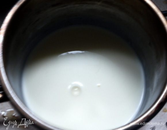 Замочить желатин в холодной воде на 10 минут. Через 10 минут растворить желатин в тёплых сливках (не кипятить).