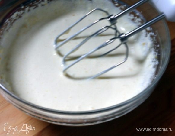 Взбить миксером мягкий сыр и ввести в него яичную массу, продолжая взбивать.

Соединить сырную массу в желатином и сливками. Добавить черешню.
