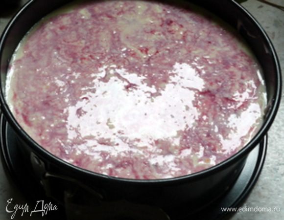 Заполнить форму для торта сырной массой. С помощью оставшегося от черешни сиропа нарисовать разводы на поверхности торта и поставить в холодильник минут на 15 или пока масса не начнёт застывать. Теперь, для красоты, можно полу-погрузить в массу целые ягодки черешни и вернуть в холодильник ещё на пару часов.


