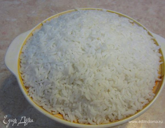 Выровняйте руками и прижмите рис. У вас должна получиться сверху полусфера.