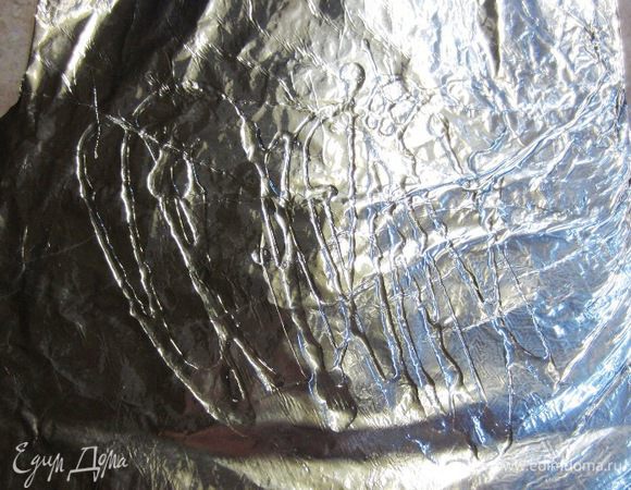 Возьмите пищевую фольгу. Сложите ее в два раза и одну сторону смажьте оливковым маслом.