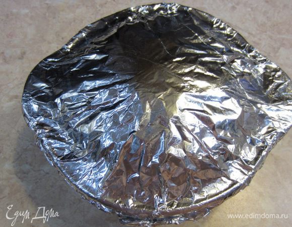 Накройте фольгой кастрюлю с карри стороной с маслом и аккуратно закройте со всех сторон.