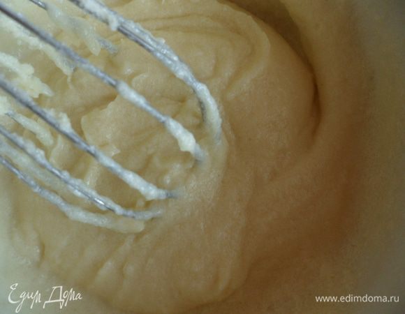 В отдельной чашке разотрите масло с сахаром, добавьте яйцо и взбейте.