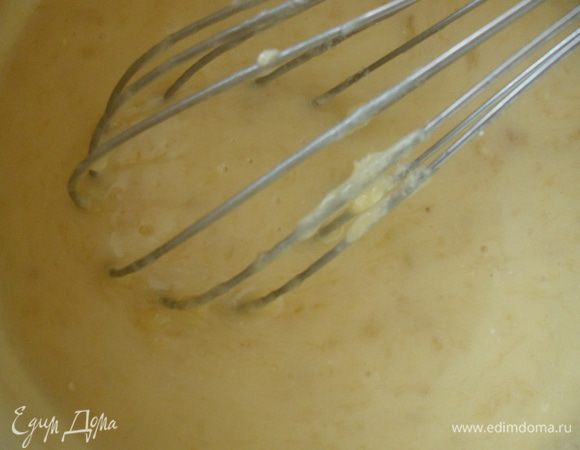 К этой массе добавьте бананы, перемешайте.