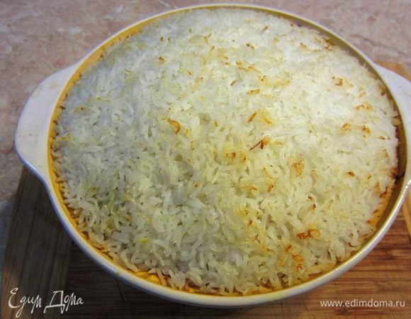 Разогрейте духовку до 250 градусов. Запекайте карри в духовке около часа. Я немного недодержал и сверху у меня рис недостаточно запекся, поэтому проявите терпение и запекайте необходимое время.