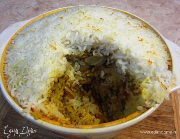 Оставьте карри минут на 10 немного подойти и перемешаться сокам. Старайтесь доставать карри вместе с хрустящей корочкой, которая образовалась за счет куркумы, масла и крайних слоев риса.