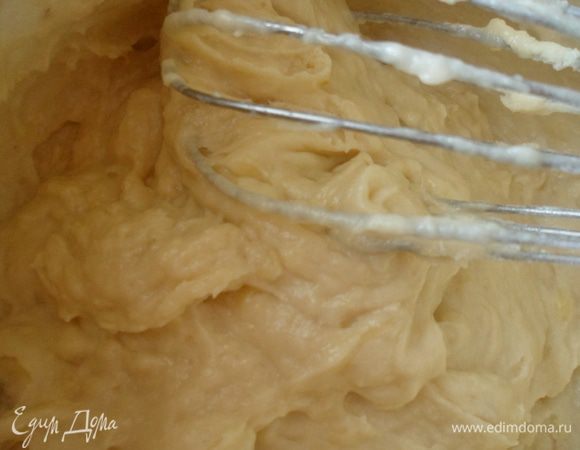 Добавьте разрыхлитель и муку, замесите негустое тесто.