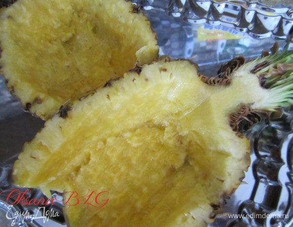 Аккуратно вырезать мякоть, оставляя стенки средней толщины, примерно 2-3 см
