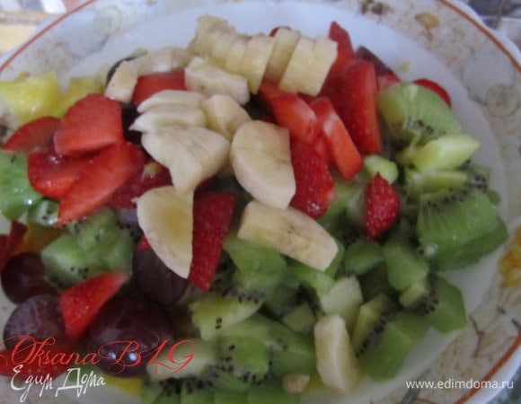 Мякоть ананаса порезать. Добавить фрукты и ягоды. Полить лимонным соком. Можно все полить йогуртом. Если салат для взрослых, можно добавить ликер по вкусу.