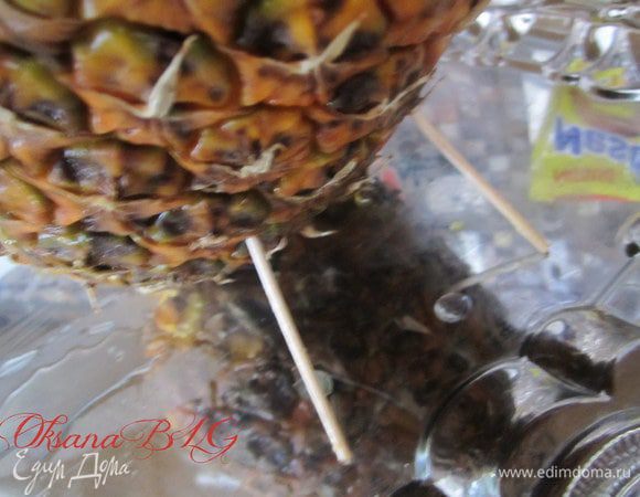 Поставить по бокам ананаса.