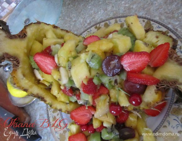 Выложить в средину фрукты. По желанию можно добавить шарики мороженного.