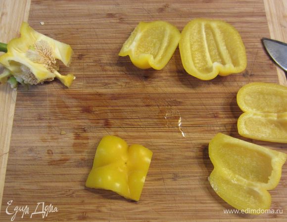 Срежьте с перца мякоть с четырех сторон, а потом срежьте торцевую часть - попку. Так не надо будет мучиться с семенами и белыми перегородками. 