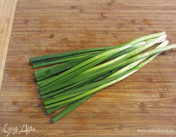 Почистите зеленый лук. Я использовал концы зелени для другого блюда.