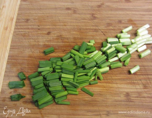 Порежьте лук довольно крупно - по полтора сантиметра.