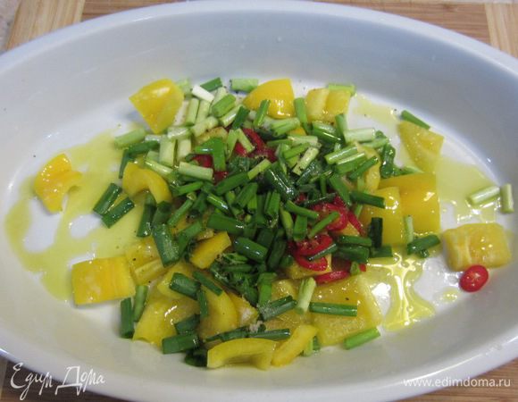 Положите в блюдо перцы, лук, налейте оливковое масло и сок половины лимона, посолите и поперчите смесь. Хорошо размешайте смесь.