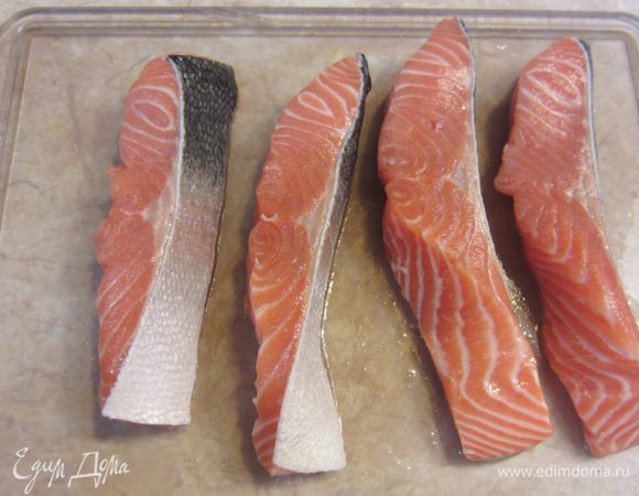 Увы, у меня не было целого очищенного филе, поэтому мне пришлось подготавливать куски от стейков. Если у вас та же проблема, действуйте как я пишу ниже. Убедитесь, что на коже нет чешуи. Кожа - самое важное в этом блюде, поэтому ее необходимо оставить.
Разрежьте кожу около верхнего плавника и вырежьте позвоночник и косточки. Если вы не очень любите рыбий жир (как я) срежьте также нижнюю часть филе, где расположено брюхо. Дальше действия касаются в том числе и просто филе. Тщательно удалите пинцетом или пальцами все косточки. Это очень важно сделать, чтобы потом не испортить впечатление от блюда. Промойте рыбу и обсушите на бумажном полотенце.