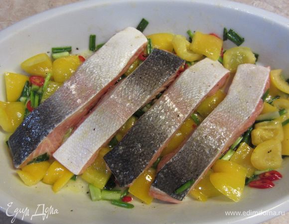 Теперь кусочки рыбы или целое филе хорошо перемешайте с маринадом в блюде, старайтесь очень тщательно это делать. Выложите кусочки или филе вверх кожей. Поставьте запекаться на верхнюю полку на 10-15 минут.