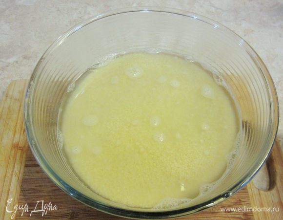 Залейте кускус крутым (!) кипятком. Кипятка должно быть в полтора раза больше сухого кускуса, т.е. полтора стакана.