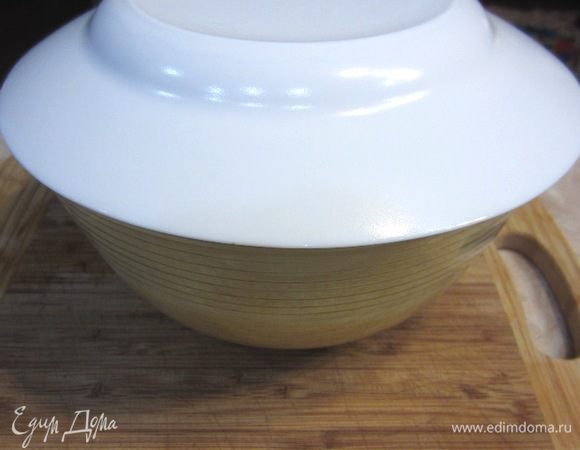 Накройте кускус тарелкой и оставьте на 5 минут набухать.