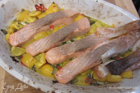 Достаньте блюдо из духовки. Если жар вашей духовки был достаточно сильным - кожица стала немного хрустящей и легко отделяется от рыбы. Снимите кожу с рыбы.