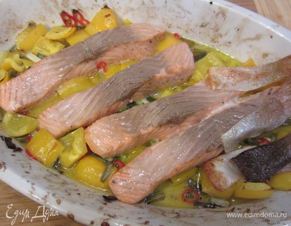 Достаньте блюдо из духовки. Если жар вашей духовки был достаточно сильным - кожица стала немного хрустящей и легко отделяется от рыбы. Снимите кожу с рыбы.