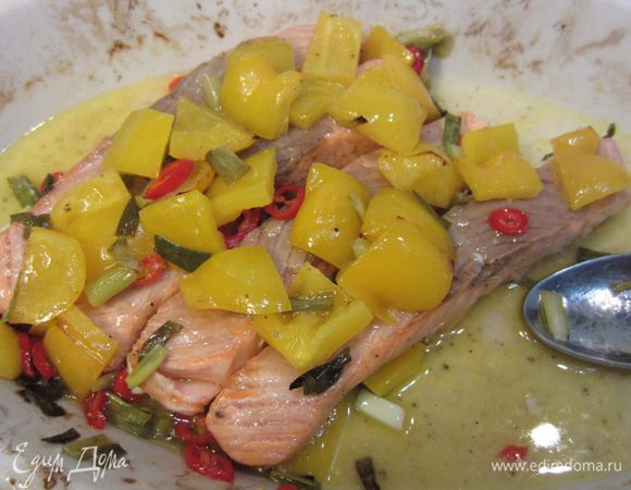 Тем временем выложите поверх рыбы кусочки запеченного перца и полейте сверху соусом из блюда. Необходимо, чтобы рыба пропиталась этими вкусами.