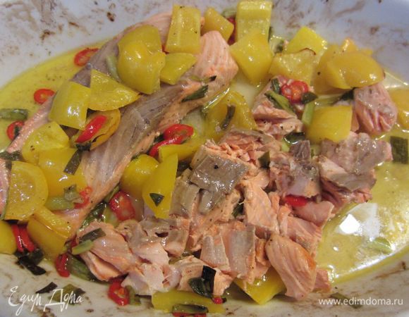 часть рыбы разломайте, часть оставьте целыми кусками.