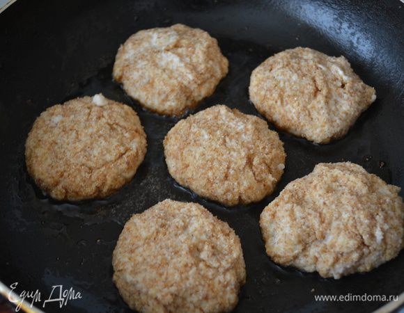 Все ингредиенты пропускаем через мясорубку, добавляем специи, формируем влажными руками котлетки, обваливаем в сухарях и жарим. Приятного аппетита, очень сочные, нежные и вкусные)))