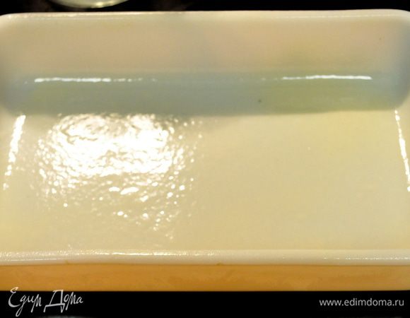 Разогреть духовку до 180гр.Смазать форму прямоугольную для выпечки хлеба.