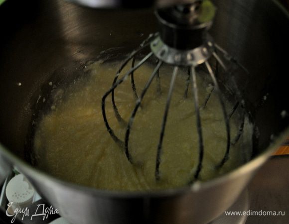 Смешать муку,разрыхлитель и соль в отдельной посуде.
Миксером смешать слив.масло, рикотту,сах.песок примерно 3мин.
Затем добавить по одному яйцу, давая  по очереди перемешатся. Ванилин, цедру апельсина и амаретто.Все перемешать.Затем добавить сухие ингридиенты.Перемешать.