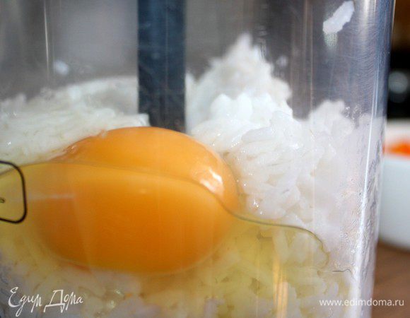 Рис отварить в 300 мл подсоленной воды.Остудить.Переложить рис в блендер и взбить с творогом и яйцом.Если рисовая масса липнет к рукам,то добавить муку по 1 ст.ложке.