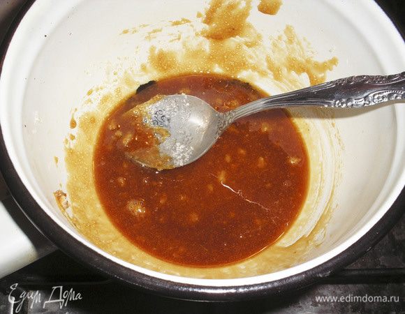 Готовим карамель: для этого в сотейнике на среднем огне плавим сахар до светло-коричневого цвета.