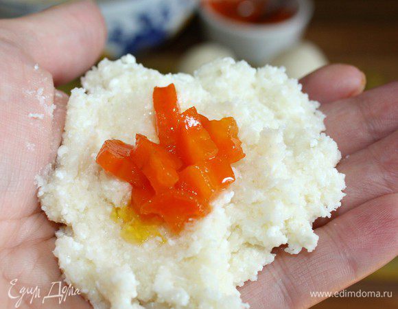 Столовую ложку рисового теста размять в лепёшку,сверху положить чайную ложку начинки и хорошо залепить так,чтобы получился шарик.Кнедлики отварить в подсоленной воде.