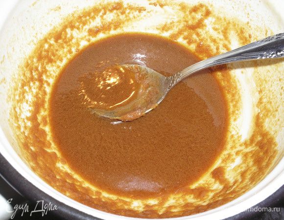 Добавляем подогретое молоко и провариваем несколько минут до растворения всех комков сахара. Процеживаем сквозь сито.