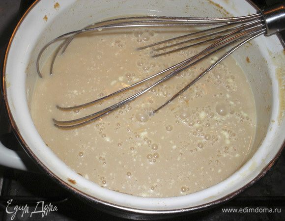 В кастрюле смешиваем сахар, сухое молоко, молоко(немного оставляем что-бы развести крахмал), карамель. Доводим смесь до кипения.