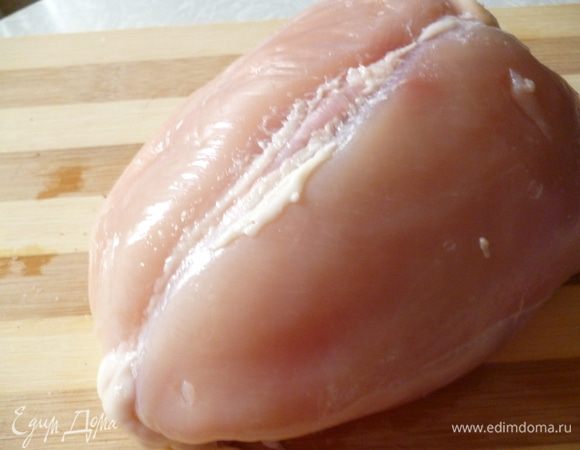 Берем куриную грудку.