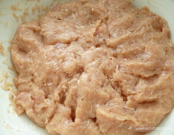 Отделить филе, пропустить через мясорубку.Добавить измельченный чеснок,яйцо,крахмал,паприку,сливки,посолить и поперчить,хорошо перемешать и затем отбить фарш.