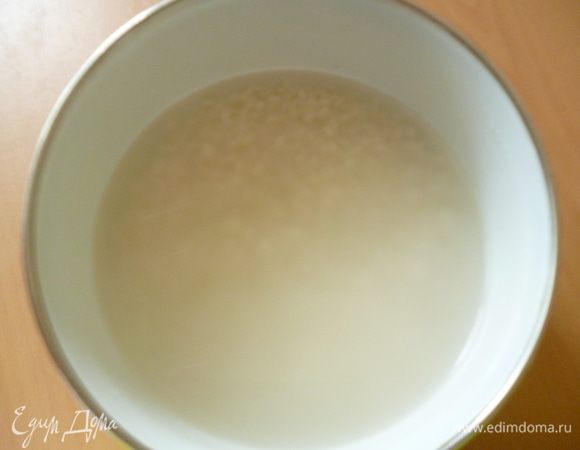 Рис промыть и залить кипятком,дать остыть.