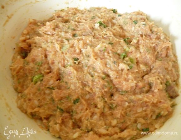 Затем слить воду и добавить к фаршу,добавить мелко нарезанную зелень и хорошо перемешать и поставить в холодильник.