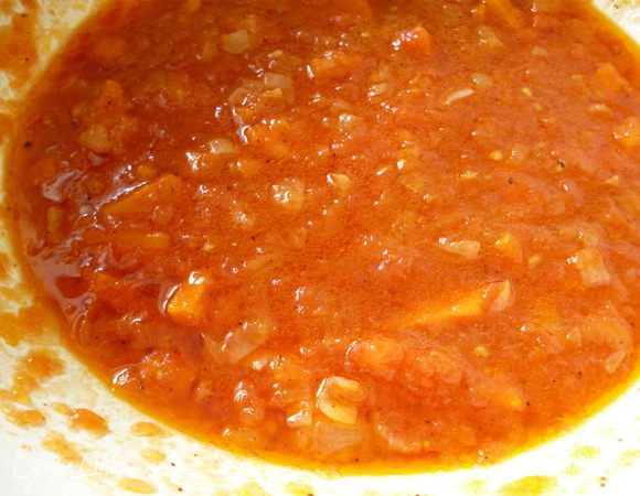 Приготовить соус-заливку:Лук нарезать кубиком , натереть на крупной терке помидоры(без кожицы), морковь разрезать на четыре части и затем нарезать поперек кусочками.Слегка обжарить до прозрачности лука на оливковом масле,добавить томатную пасту,перемешать и прогреть 1-2минуты.Добавить натертые на терке помидоры,протушить-10-15 минут,что бы ушел из помидор сырой запах,посолить и поперчить по вкусу.Остудить.