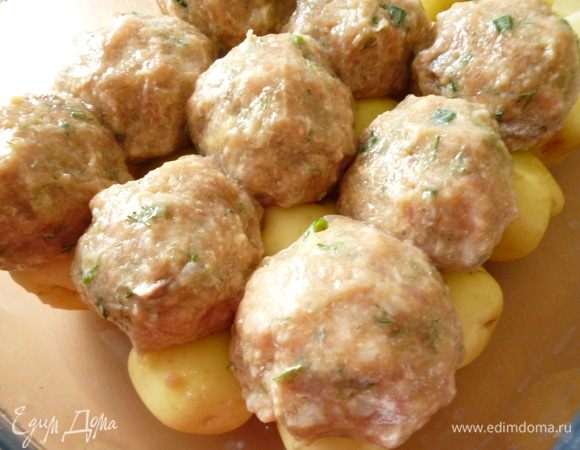 Картофель почистить.Берем форму для запекания,на дно выкладываем картофель.Из фарша формуем тефтельки величиной с крупное куриное яйцо.Выкладываем сверху на картофель.