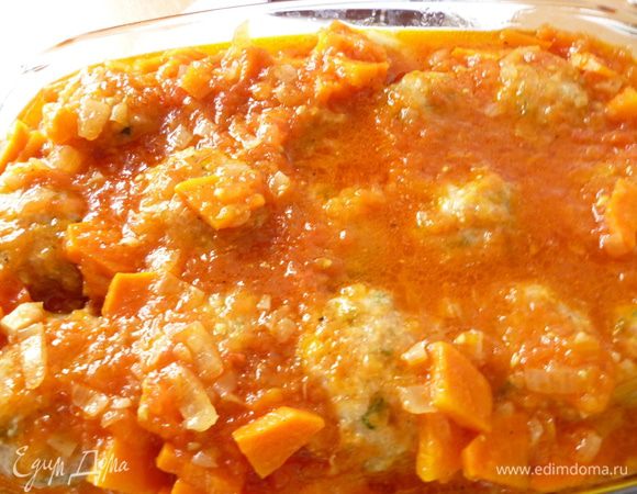 Теперь к соусу добавляем бульон,пробуем на соль и,если требуется,добавляем соль.Аккуратно распределяем заливку поверх тефтелей с картофелем,добавляем пару кусочков лаврового листа.Закрываем крышкой и ставим в духовку для запекания.Время запекания-40минут при температуре 160градусов.Я запекаю в стеклянной посуде.Ставлю ее в холодную духовку.Значит еще+20-25минут на нагрев.