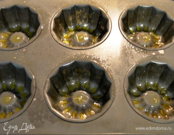 Формочки смазать сливочным маслом.