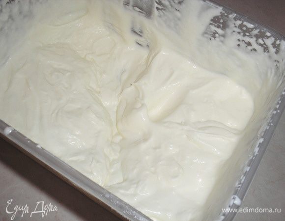 Сливки взбиваем до мягких пик.