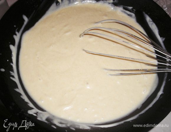 Соединяем обе массы, перемешиваем. Переливаем смесь в контейнер и ставим в морозильник.Несколько раз помешиваем смесь деревяной ложкой или взбиваем погружным блендером для избежания кристализации массы.