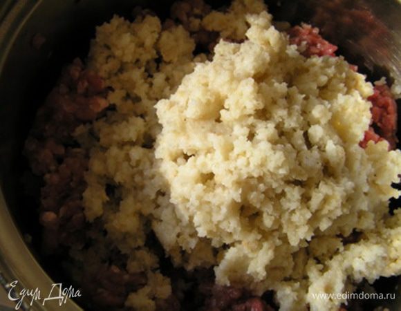 Хлеб замочить в мясном бульоне минут на 10, затем добавить к фаршу, перемешать,