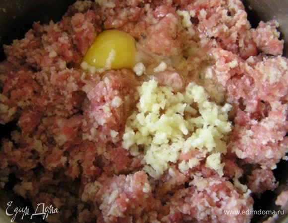 добавить яйцо и измельченный чеснок, перемешать,