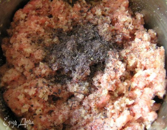 затем базилик (у меня фиолетовый), соль и перец, перемешать,