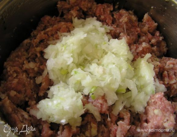 добавить лук и еще раз все хорошенько перемешать.