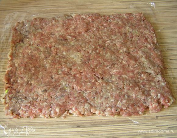 Фарш выложить на пищевую пленку,